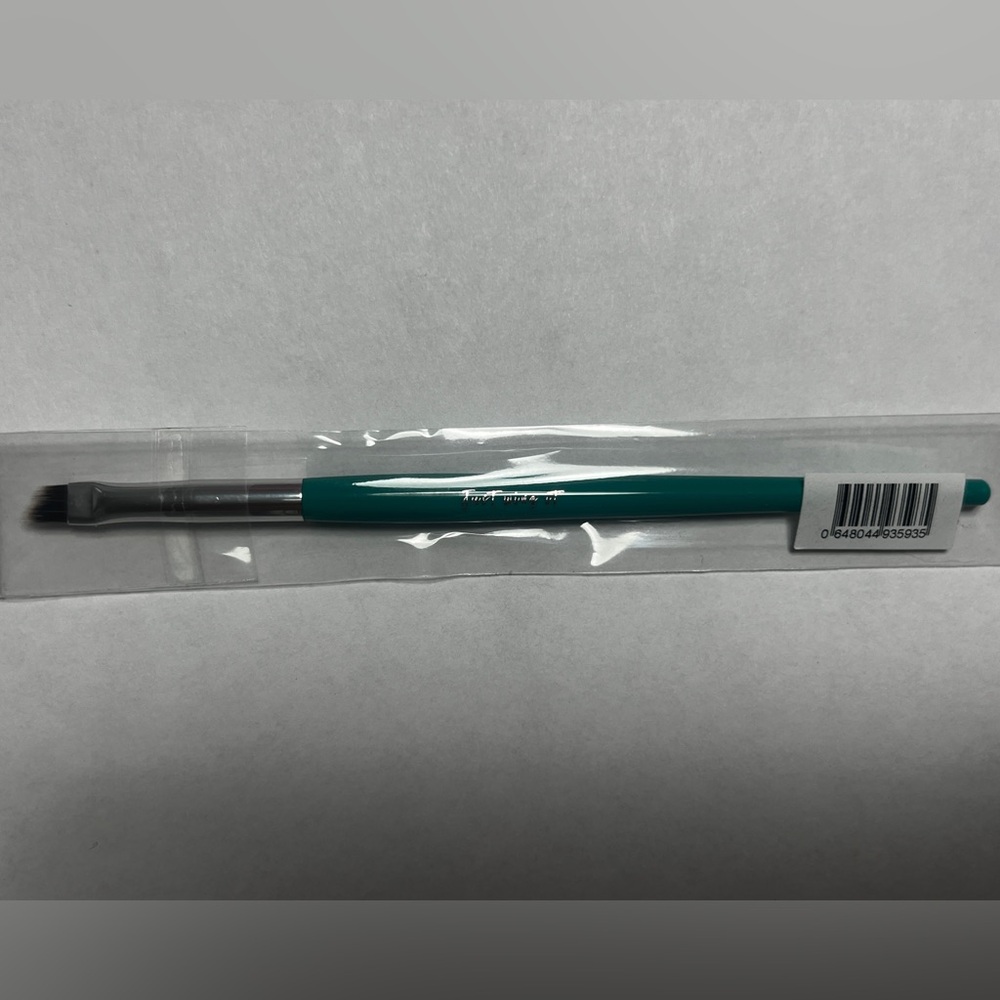 NWT Thrive Causemetics Precision Angled Eyeliner Brush - Picture 2 of 2